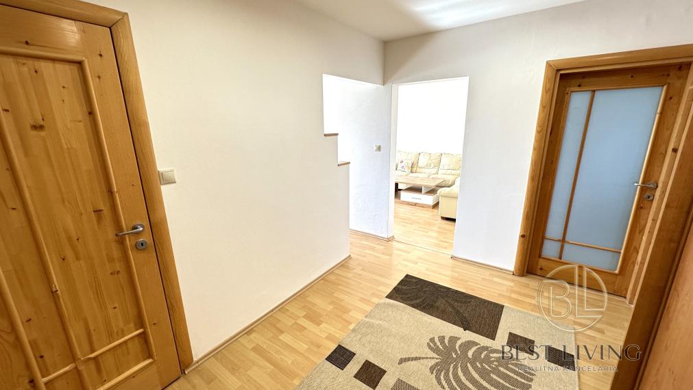 PREDANÝ ! Veľkometrážny 3 izbový byt - 80m2, DCA - Centrum I., VYMENENÁ KOMPLETNÁ ELEKTROINŠTALÁCIA + NOVÉ STIERKY!!