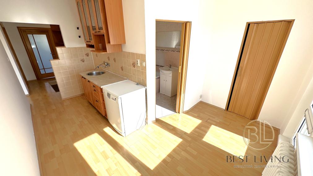 PREDANÝ ! Veľkometrážny 3 izbový byt - 80m2, DCA - Centrum I., VYMENENÁ KOMPLETNÁ ELEKTROINŠTALÁCIA + NOVÉ STIERKY!!
