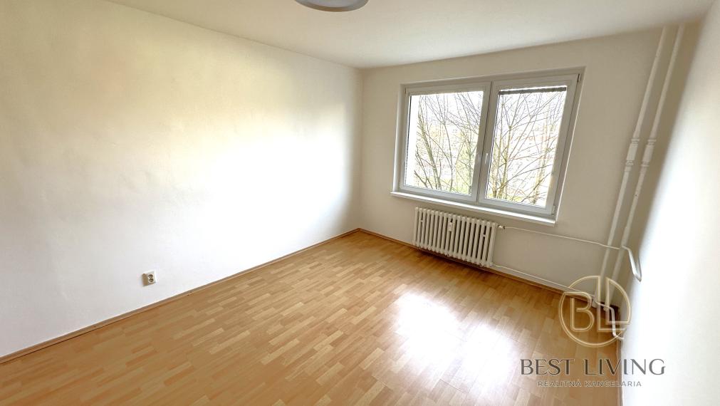 PREDANÝ ! Veľkometrážny 3 izbový byt - 80m2, DCA - Centrum I., VYMENENÁ KOMPLETNÁ ELEKTROINŠTALÁCIA + NOVÉ STIERKY!!