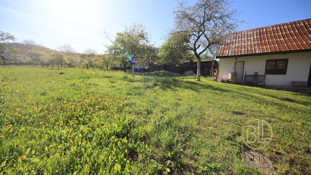 Rodinný dom s veľkým pozemkom v tichej obci Mikušovce, okres Ilava