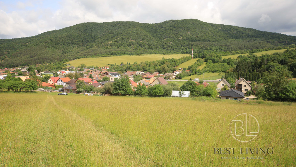 Na predaj veľký slnečný pozemok v tichom prostredí – 5821 m², ideálny na rekreáciu alebo investíciu do budúcnosti