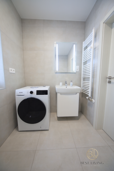 Prémiový byt na prenájom – novostavba, komplet zariadený, parkovanie, výhľad na hrad