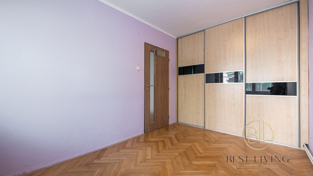 REZERVOVANÉ!!!  Komfort domu v byte – 3i byt so záhradou, garážou a parkovaním