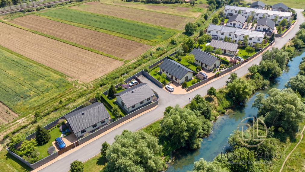 Moderný dvojpodlažný dom v radovej zástavbe v novej štvrti obce Dohňany | DOM č. 3