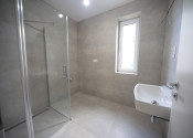 Exkluzívny byt v novostavbe + bonus! Parkovanie, terasa a kuchynská linka v hodnote 23000€!! - fotografia 3