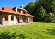 Rodinný dom na predaj Ilava – Skala | pozemok 1 430 m², wellness zóna, zimná záhrada a dvojgaráž - fotografia 1