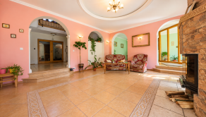 Rodinný dom na predaj Ilava – Skala | pozemok 1 430 m², wellness zóna, zimná záhrada a dvojgaráž