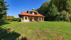 Rodinný dom na predaj Ilava – Skala | pozemok 1 430 m², wellness zóna, zimná záhrada a dvojgaráž
