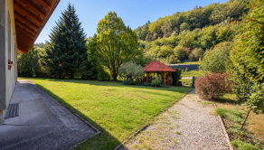 Rodinný dom na predaj Ilava – Skala | pozemok 1 430 m², wellness zóna, zimná záhrada a dvojgaráž