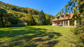 Rodinný dom na predaj Ilava – Skala | pozemok 1 430 m², wellness zóna, zimná záhrada a dvojgaráž