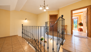 Rodinný dom na predaj Ilava – Skala | pozemok 1 430 m², wellness zóna, zimná záhrada a dvojgaráž