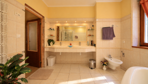 Rodinný dom na predaj Ilava – Skala | pozemok 1 430 m², wellness zóna, zimná záhrada a dvojgaráž