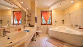 Rodinný dom na predaj Ilava – Skala | pozemok 1 430 m², wellness zóna, zimná záhrada a dvojgaráž