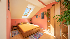 Rodinný dom na predaj Ilava – Skala | pozemok 1 430 m², wellness zóna, zimná záhrada a dvojgaráž