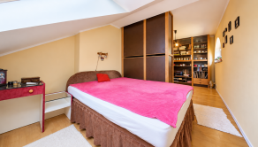 Rodinný dom na predaj Ilava – Skala | pozemok 1 430 m², wellness zóna, zimná záhrada a dvojgaráž