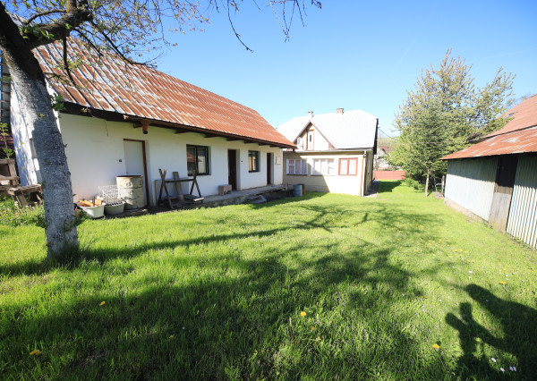 Rodinný dom s veľkým pozemkom v tichej obci Mikušovce, okres Ilava