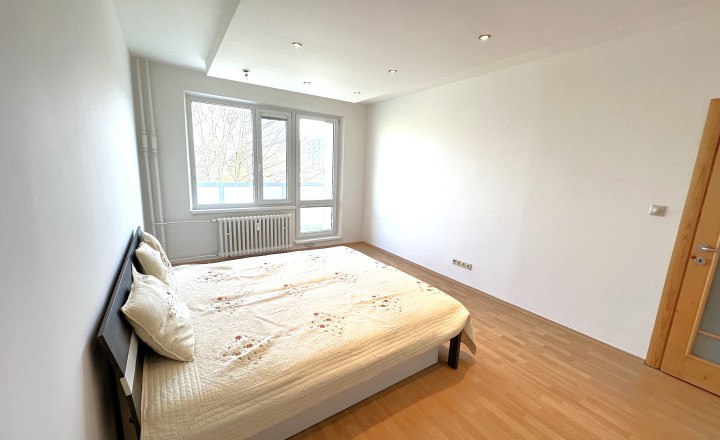 PREDANÝ ! Veľkometrážny 3 izbový byt - 80m2, DCA - Centrum I., VYMENENÁ KOMPLETNÁ ELEKTROINŠTALÁCIA + NOVÉ STIERKY!! - fotografia 4