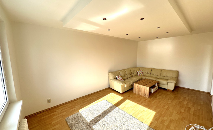 PREDANÝ ! Veľkometrážny 3 izbový byt - 80m2, DCA - Centrum I., VYMENENÁ KOMPLETNÁ ELEKTROINŠTALÁCIA + NOVÉ STIERKY!! - fotografia 1