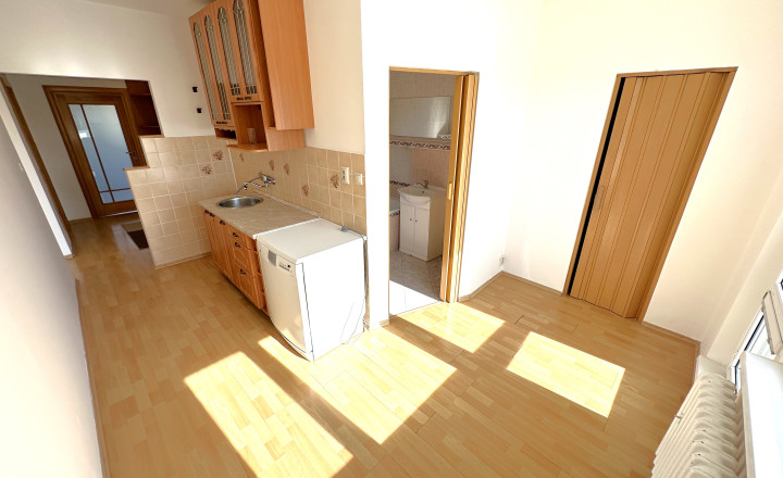 PREDANÝ ! Veľkometrážny 3 izbový byt - 80m2, DCA - Centrum I., VYMENENÁ KOMPLETNÁ ELEKTROINŠTALÁCIA + NOVÉ STIERKY!! - fotografia 6
