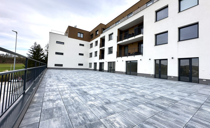 Kompletne vkusne zariadený 2-izbový byt s terasou 110 m² - ihneď k dispozícii! - fotografia 11