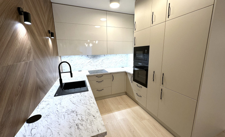 Kompletne vkusne zariadený 2-izbový byt s terasou 110 m² - ihneď k dispozícii! - fotografia 4