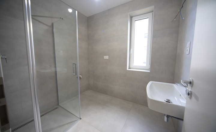 Exkluzívny byt v novostavbe + bonus! Parkovanie, terasa a kuchynská linka v hodnote 23000€!! - fotografia 2