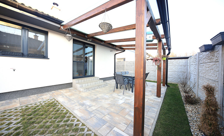 REZERVOVANÝ ! VYSNÍVANÝ DOMOV PRE VAŠU RODINU – MODERNÁ NOVOSTAVBA V KLOBUŠICIACH! - fotografia 17