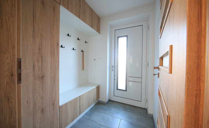 REZERVOVANÝ ! VYSNÍVANÝ DOMOV PRE VAŠU RODINU – MODERNÁ NOVOSTAVBA V KLOBUŠICIACH! - fotografia 11