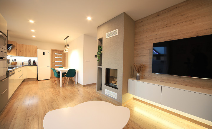 REZERVOVANÝ ! VYSNÍVANÝ DOMOV PRE VAŠU RODINU – MODERNÁ NOVOSTAVBA V KLOBUŠICIACH! - fotografia 1