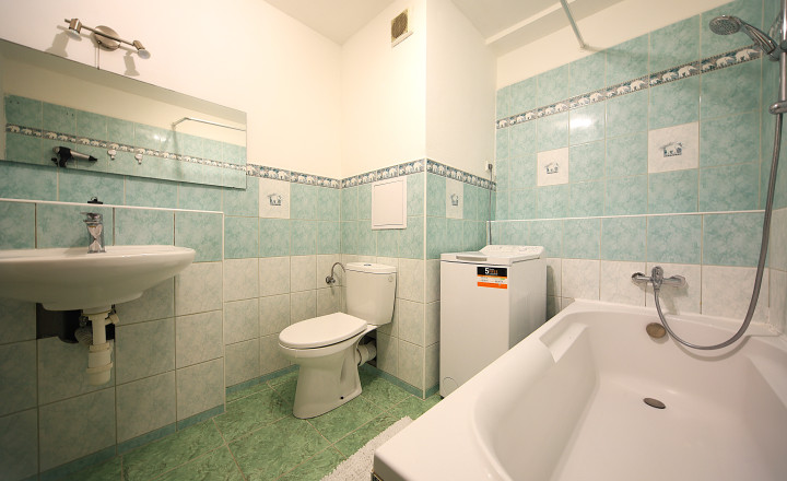 PREDANÝ ! 2-izbový byt po rekonštrukcii s loggiou, kompletne vybavený – ideálny na bývanie aj investíciu! - fotografia 9