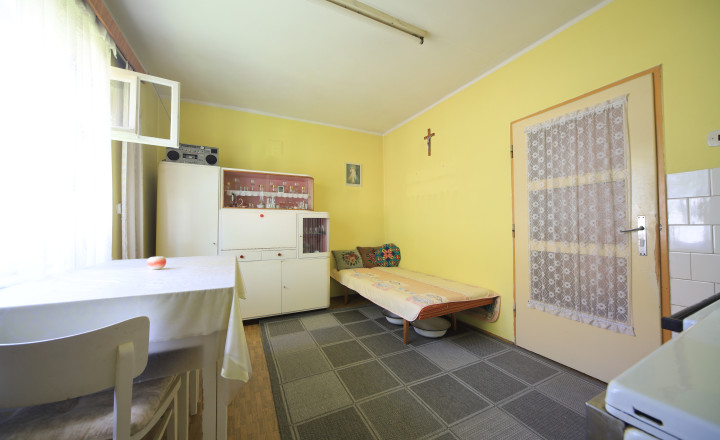 REZERVOVANÝ - Rodinný dom s veľkým pozemkom v tichej obci Mikušovce, okres Ilava - fotografia 8