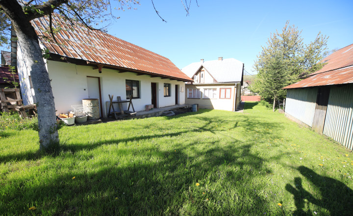 REZERVOVANÝ - Rodinný dom s veľkým pozemkom v tichej obci Mikušovce, okres Ilava