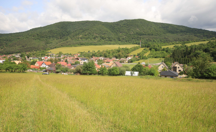 Na predaj veľký slnečný pozemok v tichom prostredí – 5821 m², ideálny na rekreáciu alebo investíciu do budúcnosti - fotografia 1