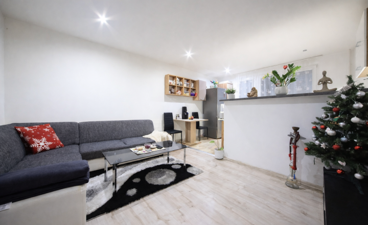 PREDANÝ - Exkluzívne na predaj: moderne riešený 2-izbový byt (pôvodne 1-izbový) s presklenou loggiou – Dubnica nad Váhom, Centrum II