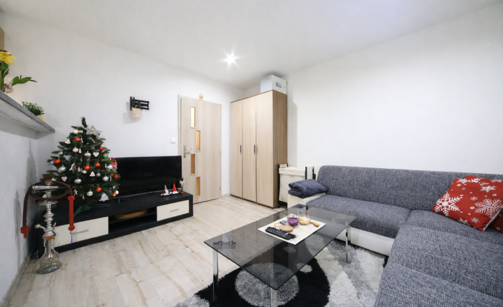 PREDANÝ - Exkluzívne na predaj: moderne riešený 2-izbový byt (pôvodne 1-izbový) s presklenou loggiou – Dubnica nad Váhom, Centrum II - fotografia 1