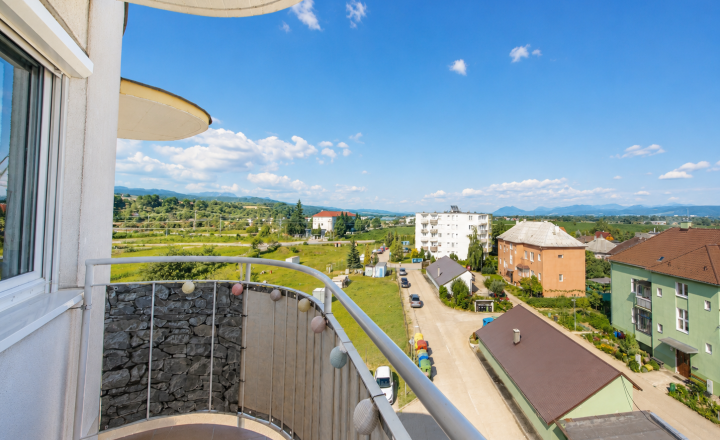 PREDANÝ EXKLUZÍVNE: Štýlový 2-izbový byt s balkónom a vlastným dvorom – Nemšová - fotografia 6