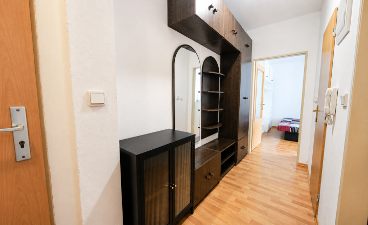 1-izbový byt využiteľný ako 2-izbový | kompletne zariadený | centrum Púchova | 499 € s energiami - fotografia 9