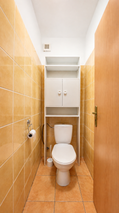 1-izbový byt využiteľný ako 2-izbový | kompletne zariadený | centrum Púchova | 499 € s energiami - fotografia 14