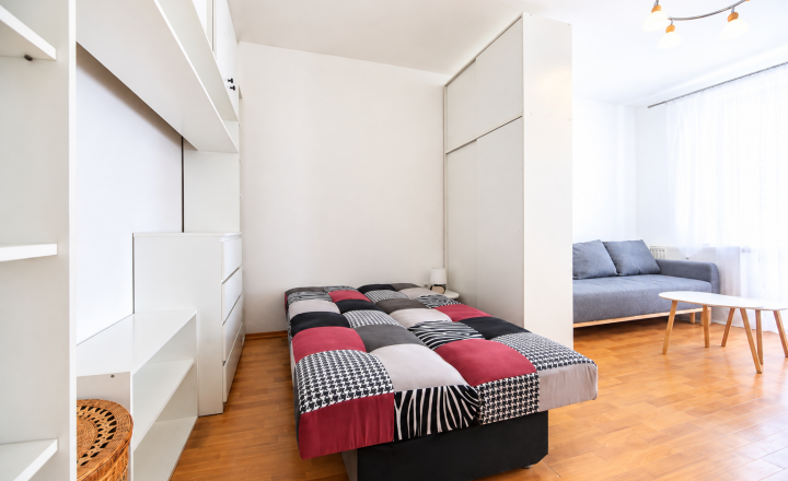 1-izbový byt využiteľný ako 2-izbový | kompletne zariadený | centrum Púchova | 499 € s energiami - fotografia 3