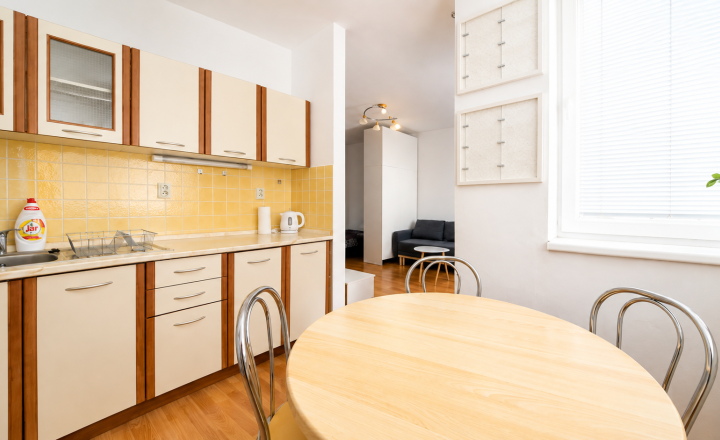 1-izbový byt využiteľný ako 2-izbový | kompletne zariadený | centrum Púchova | 499 € s energiami - fotografia 11