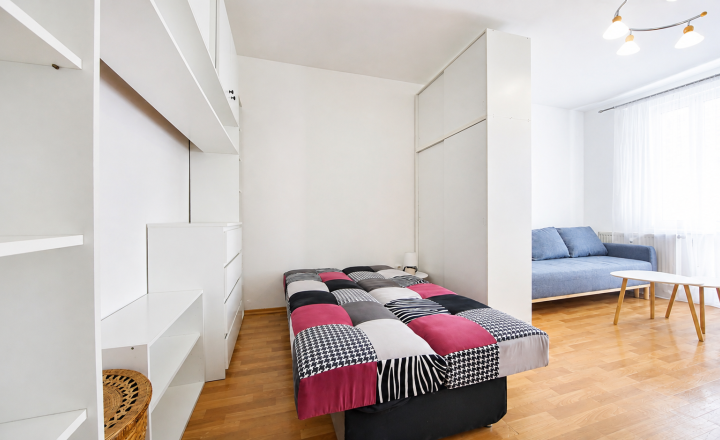 1-izbový byt využiteľný ako 2-izbový | kompletne zariadený | centrum Púchova | 499 € s energiami - fotografia 1