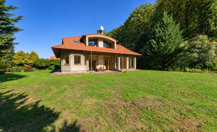 Rodinný dom na predaj Ilava – Skala | pozemok 1 430 m², wellness zóna, zimná záhrada a dvojgaráž - fotografia 1
