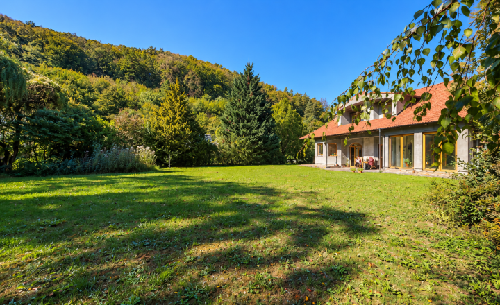 Rodinný dom na predaj Ilava – Skala | pozemok 1 430 m², wellness zóna, zimná záhrada a dvojgaráž - fotografia 3